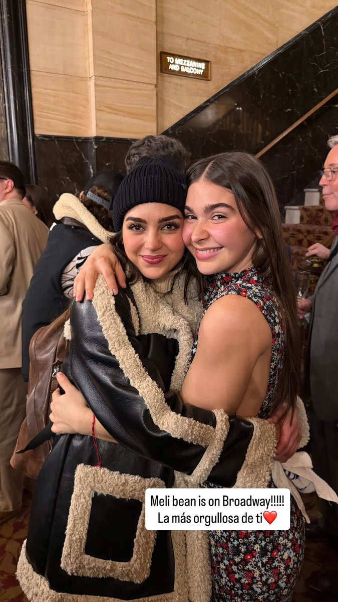 LINDAS! Melissa Barrera e sua irmã ontem na Broadway.