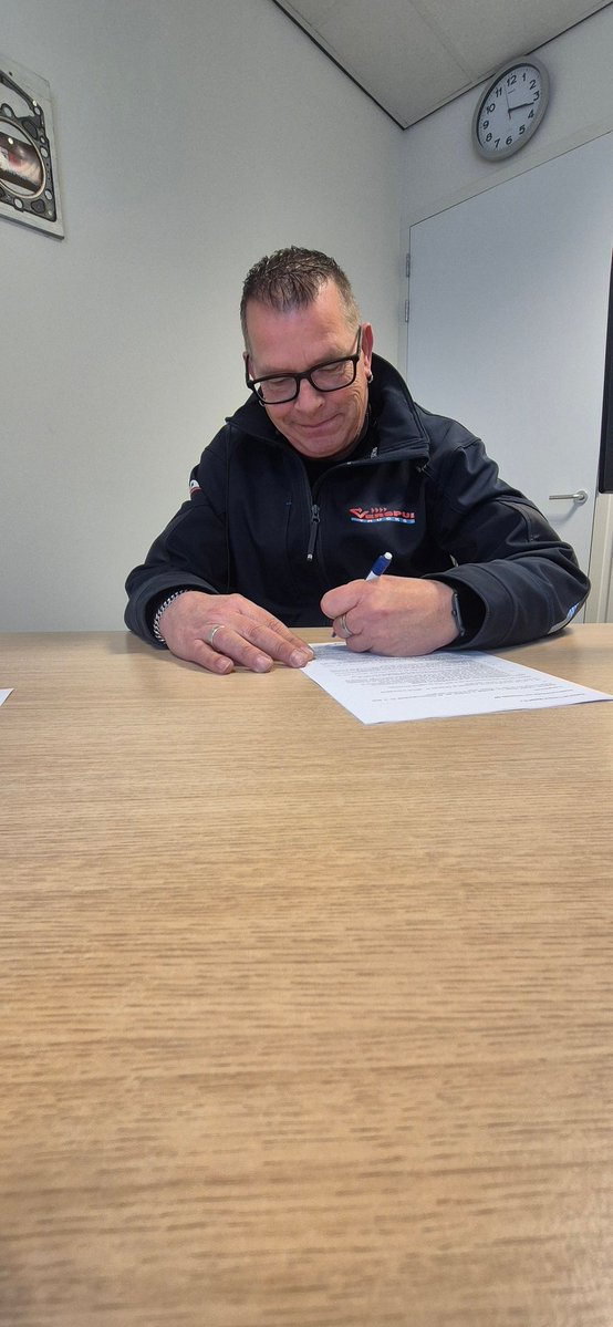 moeimaker tweet media