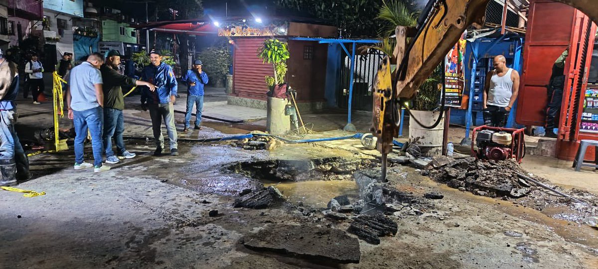hidroven_ve1's tweet image. #Miranda | Tras 15 hrs continuas de trabajo, el equipo de @minaguasofical 
reparó con éxito una avería en tubería para agua potable de 12” en la pquia. Petare, sector La Linea de Jovita, en atención a más de 37.500 familias. Realizan maniobras para restablecer el servicio.