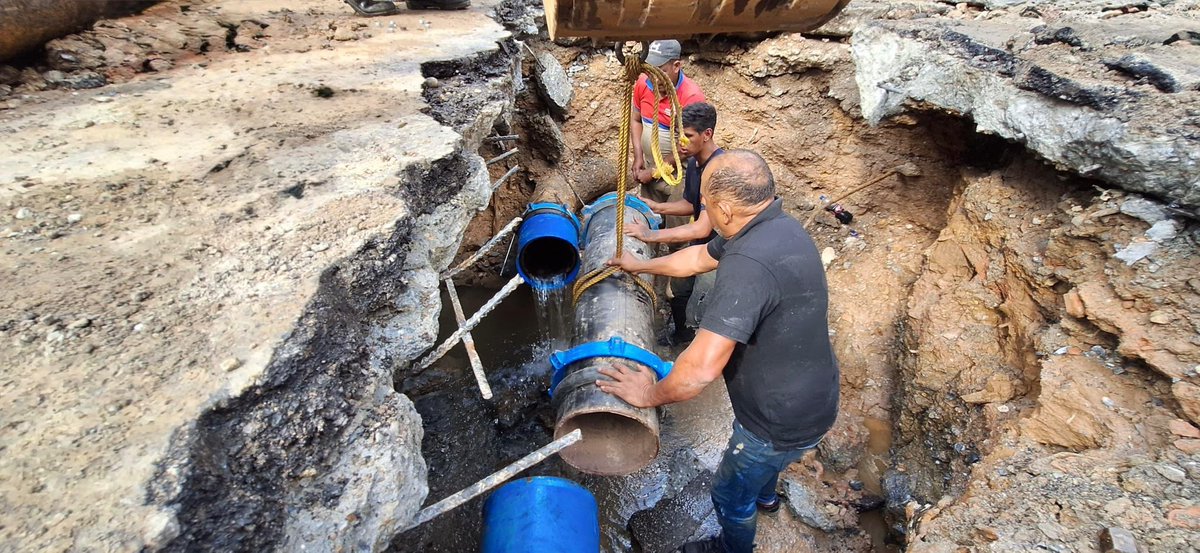 hidroven_ve1's tweet image. #Miranda | Tras 15 hrs continuas de trabajo, el equipo de @minaguasofical 
reparó con éxito una avería en tubería para agua potable de 12” en la pquia. Petare, sector La Linea de Jovita, en atención a más de 37.500 familias. Realizan maniobras para restablecer el servicio.