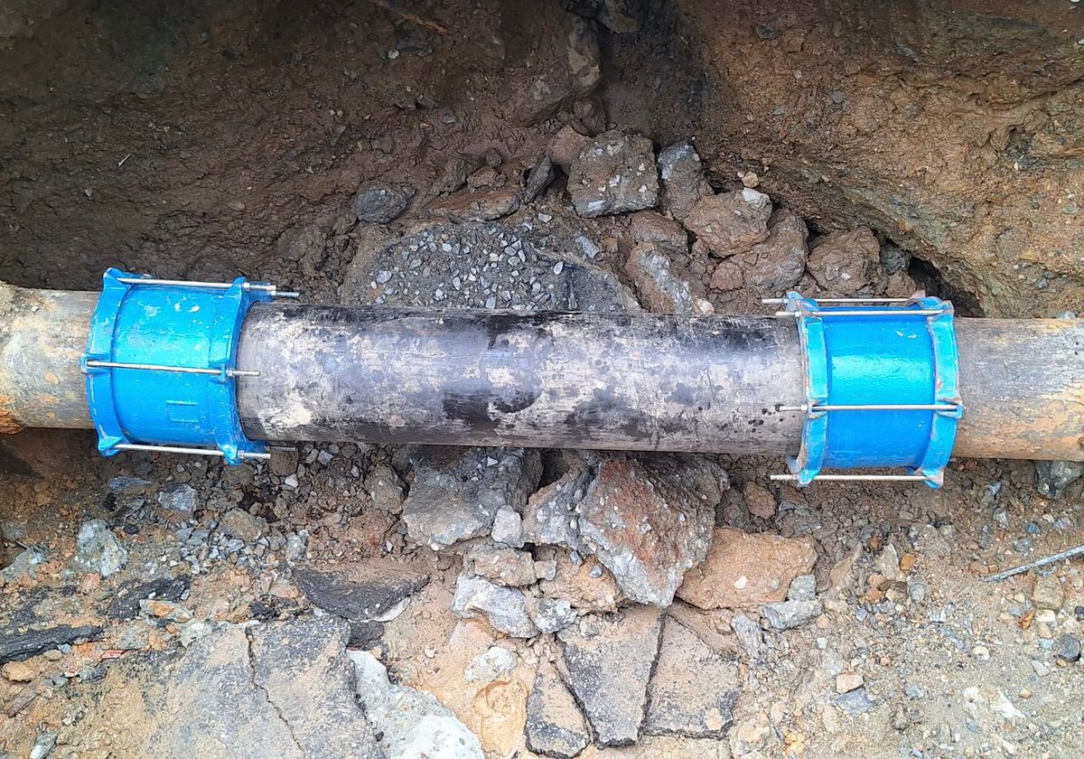 hidroven_ve1's tweet image. #Miranda | Tras 15 hrs continuas de trabajo, el equipo de @minaguasofical 
reparó con éxito una avería en tubería para agua potable de 12” en la pquia. Petare, sector La Linea de Jovita, en atención a más de 37.500 familias. Realizan maniobras para restablecer el servicio.