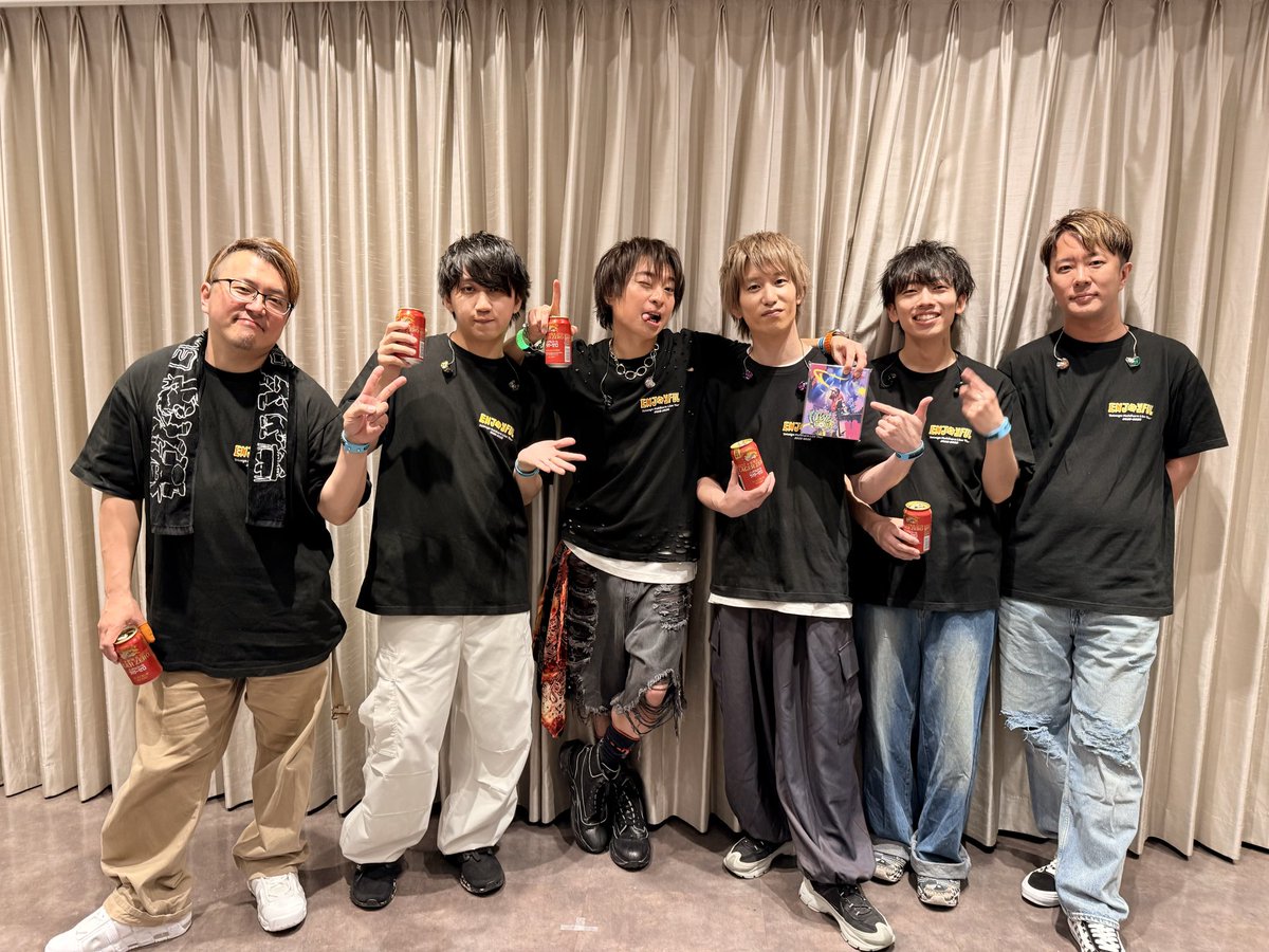 VERYGOO_JP's tweet photo. 【睦月周平/馬渕直純】

Kiramune Presents
Tetsuya Kakihara Live Tour 2025-2026
ENJOYFUL!!!!!!!!!!!!!!!

ファイナル神奈川公演終了🍺
睦月周平と馬渕直純がギター担当しました🎸🎸

本日の馬渕ヘアメイク🪮
睦月とくまちゃんの集大成、ファイナルに相応しい最高の仕上がりになりました✨
そして徹也さんとバンドメンバーと📸

全10公演ありがとうございました😭‼️

#柿原徹也
#Kiramune 
#ENJOYFUL