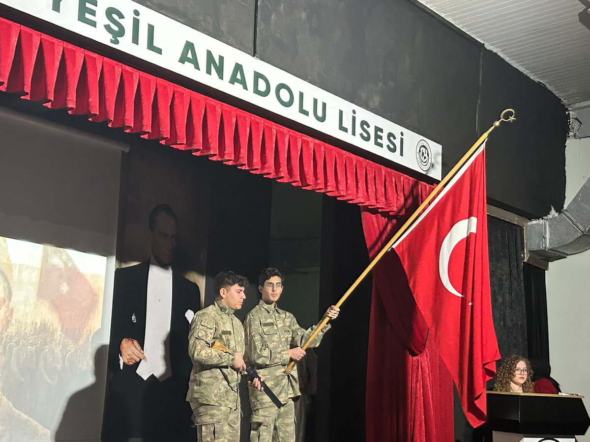Cyal59's tweet photo. Bir hilal uğruna batan güneşlerin, yarım kalan hikâyelerin ve vatan toprağına düşen her bir nefesin ağırlığını bugün yüreğimizde hissettik. Okulumuzda gerçekleştirdiğimiz bu gösteriyle, tarihin tozlu sayfalarını değil; bir milletin diriliş destanını sahneye taşıdık. 🇹🇷 https://t.co/IlMAQhvF4b