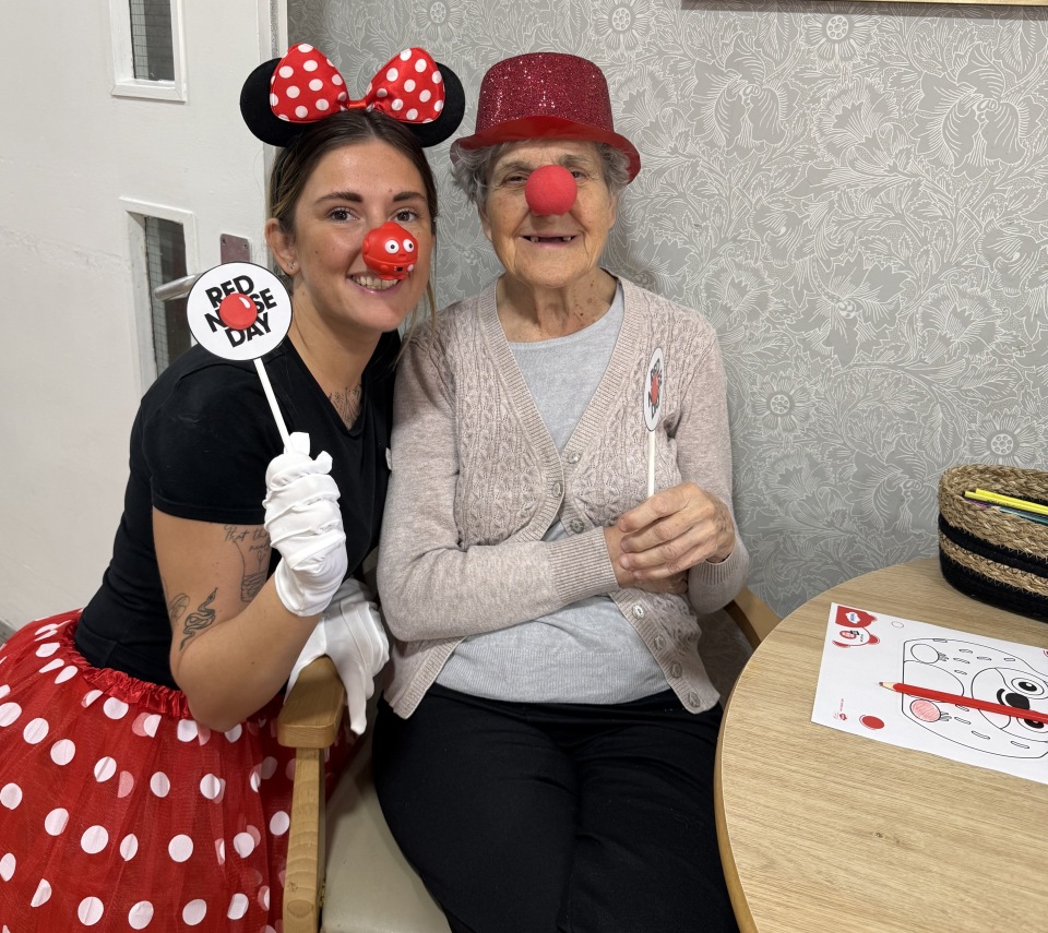HC_One's tweet image. Our care homes had a brilliant time fundraising for Comic Relief! ❤️👃

Launton Grange dressed up, hosted a bake sale and enjoyed a Rock Choir performance, while Meadowlands decorated Red Nose Day biscuits and cupcakes. Lots of fun for a great cause! 👏

#rednoseday #comicrelief