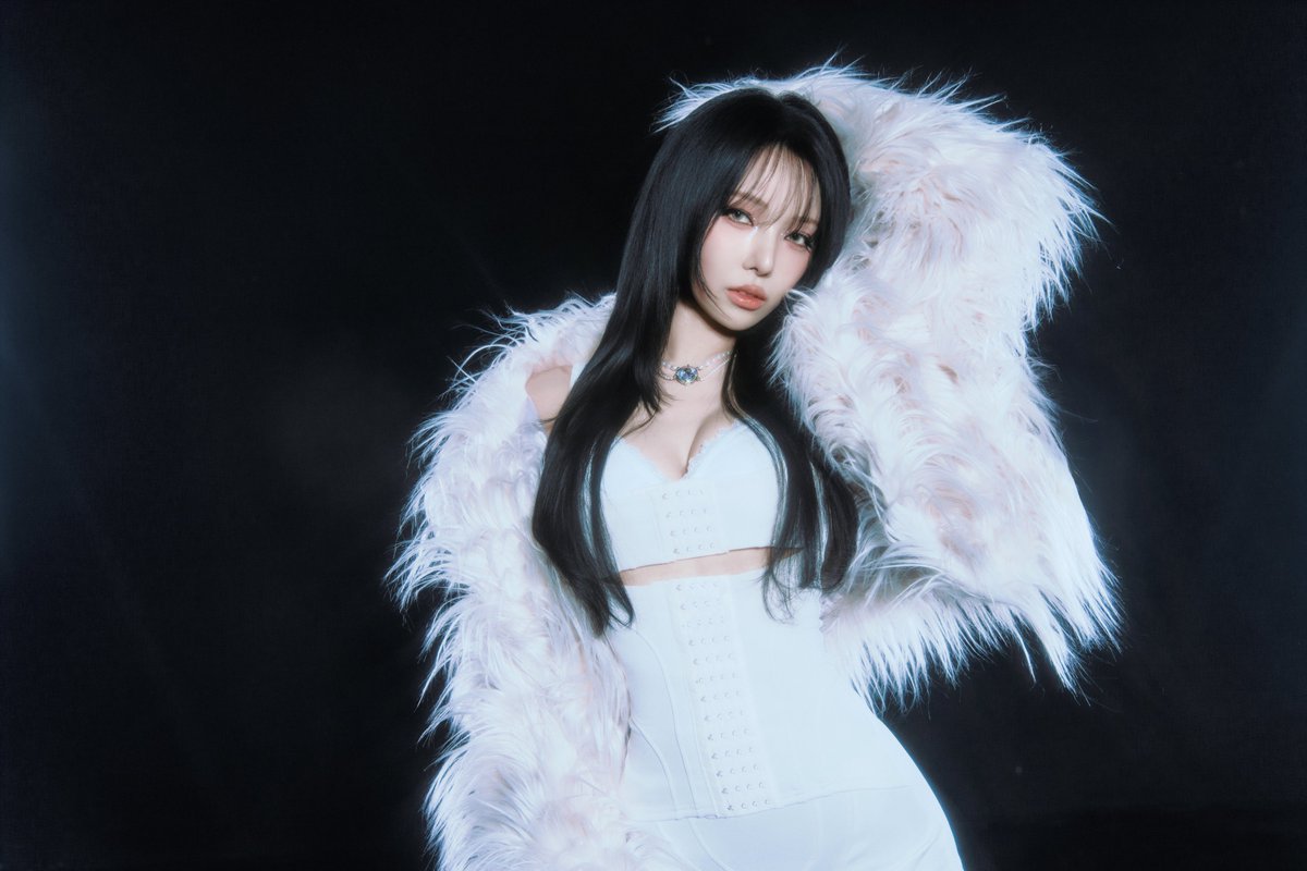 kchartsmaster's tweet photo. SOMIN from KARD for 'UNVEIL' concept photos. https://t.co/XHzZ1fgG00