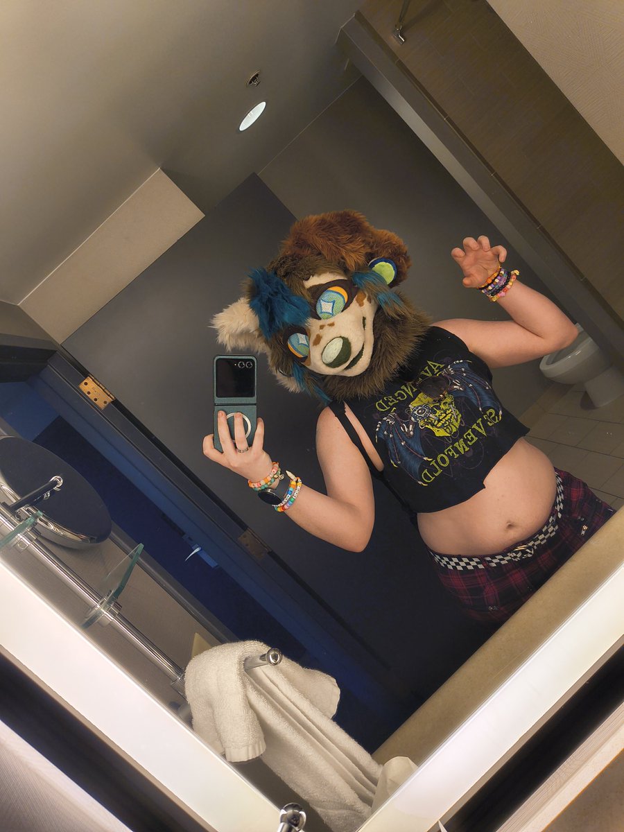 cryptidbiitch's tweet photo. Sooooo who am I meeting up with at tff 👀 https://t.co/KFHaf39Drs