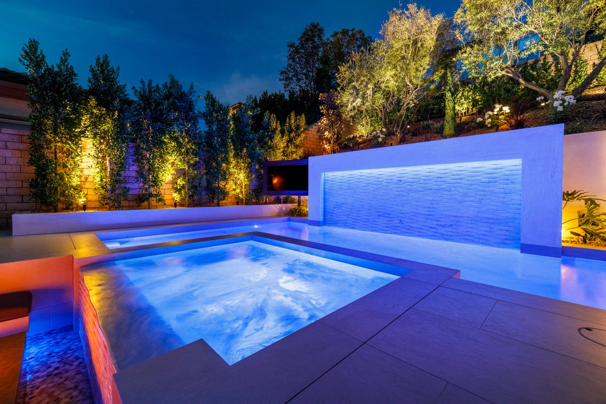 ProscapesOC's tweet photo. Create your dream yard with our custom outdoor living solutions that cater to your unique style and preferences. 🦩✨

Tap the link in our bio to learn more and get a quote. 

#CalimingoPools #NightSwim #PoolLighting #FireFeatures https://t.co/750UGpmykV