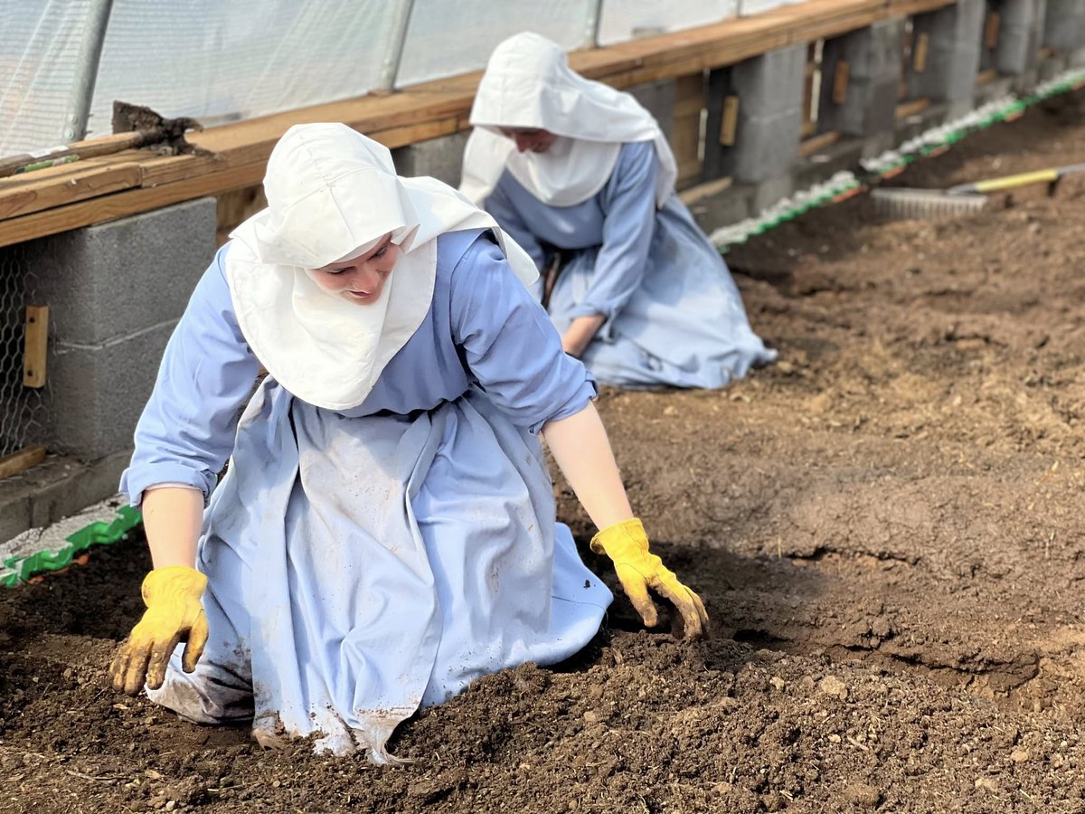 Scènes  de la vie des bénédictines du monastère Saint-Joseph de (Silver City,  Nouveau-Mexique, États-Unis), communauté amie de la FSSPX. Ora et  labora, prier et travailler.
ourladyofguadalupemonastery.com