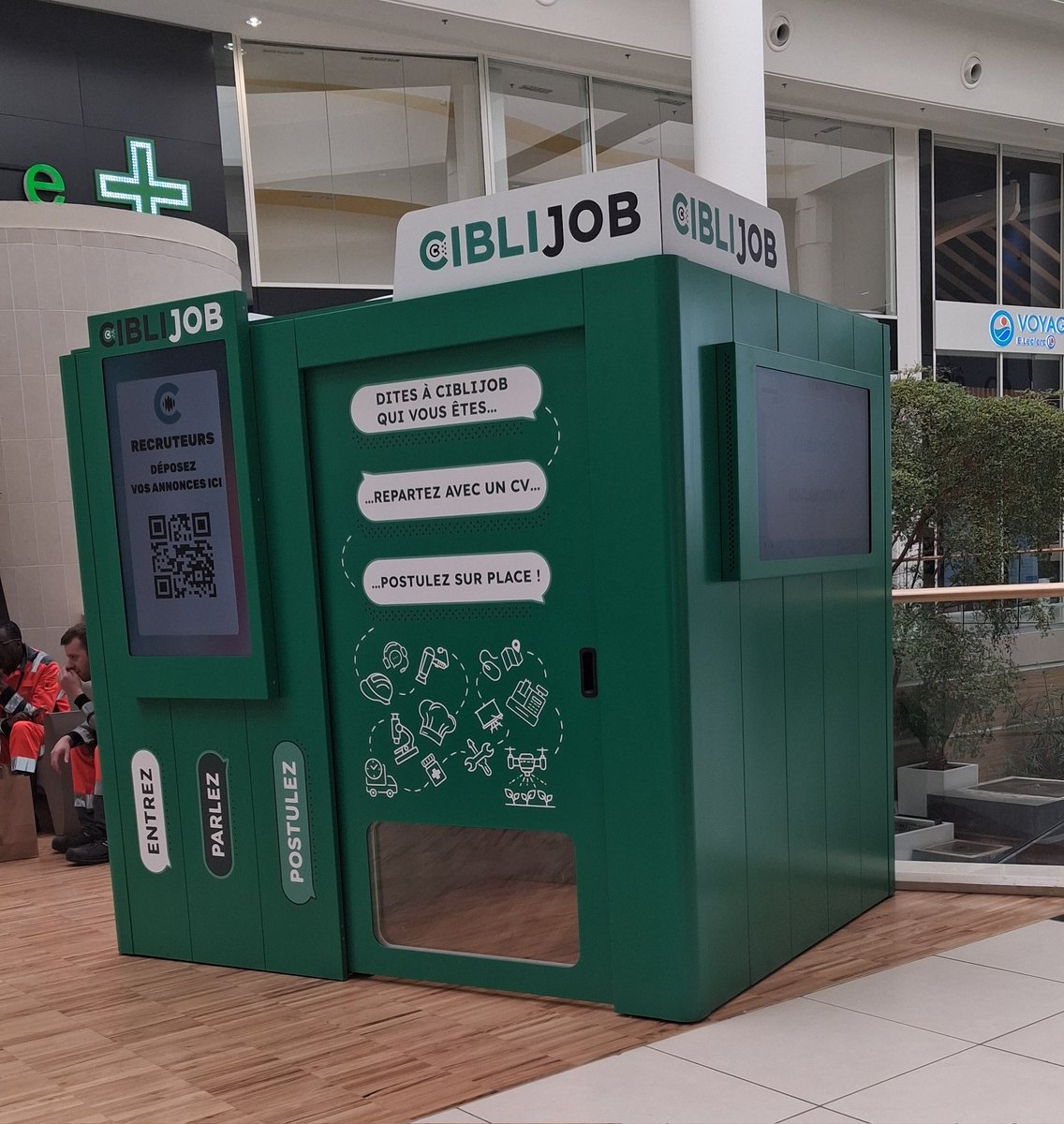 macronscope's tweet photo. On touche le fond là!
Des box styles photomaton installées dans les supermarchés pour trouver un job. https://t.co/Oy7F4vpnQ6