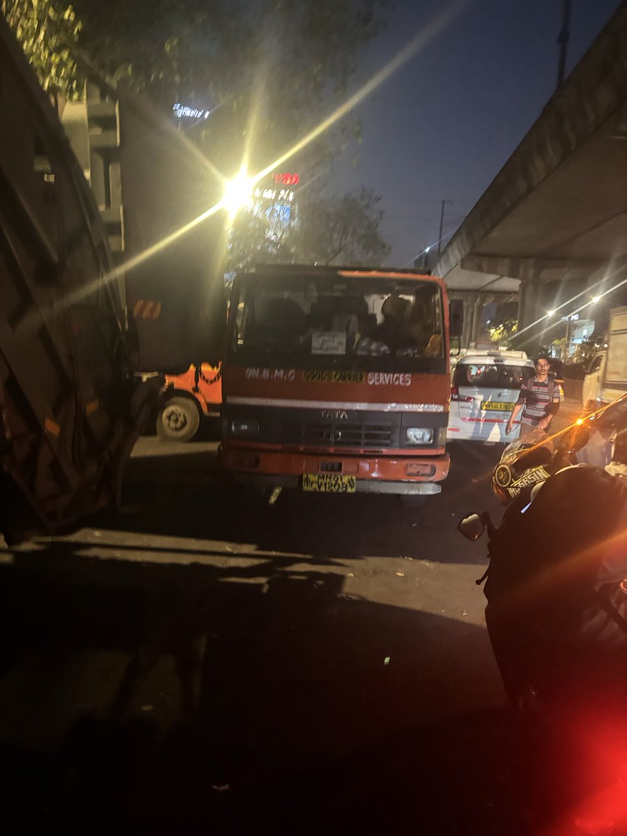 DebajitBhatta21's tweet photo. @mayor_mumbai Yeh kya ho raha hai 😷? Andheri Kurla Road, JB Nagar crossing ka ये हाल? 18 BMC waste collection trucks parked on the busy road, foul smell, people urinating and drinking... Unbelievable! 😐 https://t.co/B56KgYZpBe