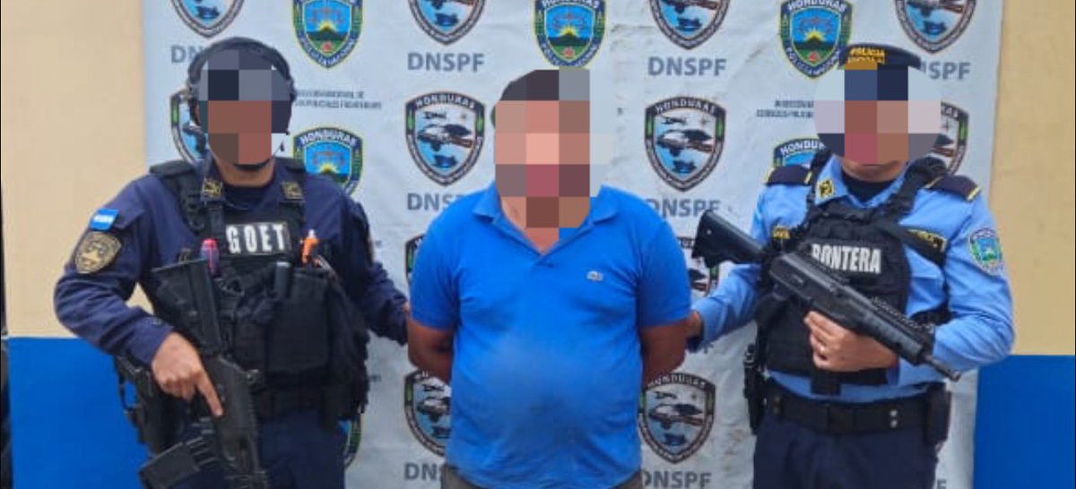 🚨 #OperacionesFronterizas 🚨

En una operación estratégica, el equipo especialista fronterizo capturó en El Paraíso, a un individuo que tenía orden judicial pendiente por el delito de estafa impropia.

Acciones contundentes que reafirman nuestro compromiso con la seguridad.👮‍♂️🇭🇳