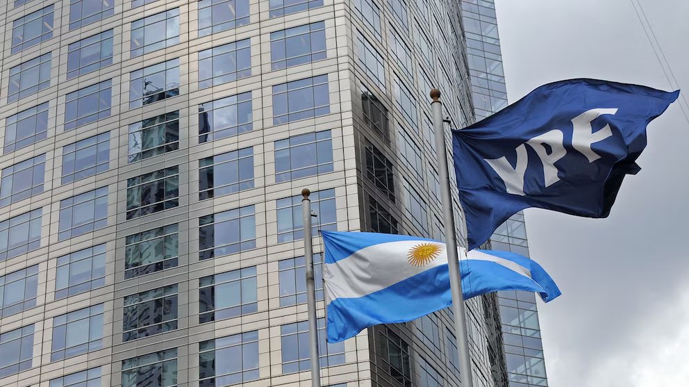 infobae's tweet photo. LA JUSTICIA DE ESTADOS UNIDOS ANULÓ LA CONDENA POR EL CASO YPF QUE OBLIGABA A LA ARGENTINA A PAGAR USD 16 MIL MILLONES

Se trata de un fallo de la Cámara de Apelaciones de Nueva York que invalida la condena de primera instancia de la jueza Loretta Preska, quien había ordenado resarcimiento multimillonario.

En un hecho histórico para el país, la Corte de Apelaciones de Nueva York, dio de baja el falló en primera instancia contra Argentina por la expropiación de YPF. Así lo confirmó Infobae de fuentes oficiales en Buenos Aires y Washington.

Infobae 📎 https://t.co/6CEMxIB0LP