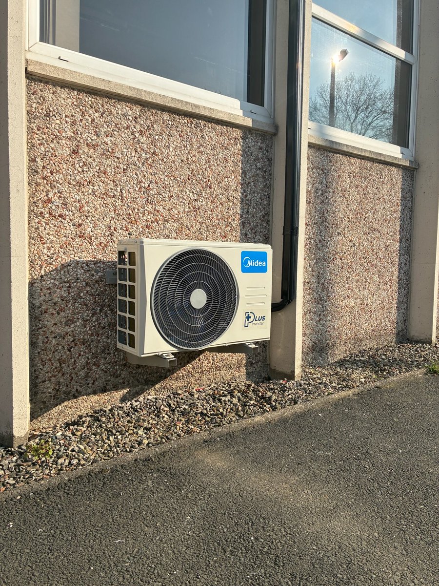 fourelementsuk's tweet photo. ❄️ New install complete!

Just fitted a Midea air con unit — efficient cooling &amp; heating all year round 🌡️

Greater Manchester &amp; Cheshire wide installs • Free quotes https://t.co/i7BmGZiFSE
