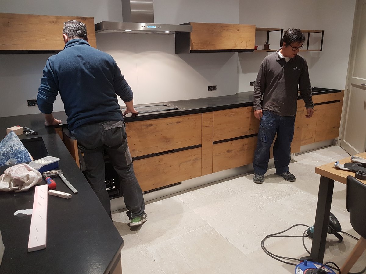 La pose des plans de travails granit, toujours un moment important...

#cuisines #cuisiniste #rivesaltes #perpignan #payscatalan #habitat #design #décoration #rénovation #madein66 #madeinperpignan #confort #madeinfrance #fabricationfrançaise