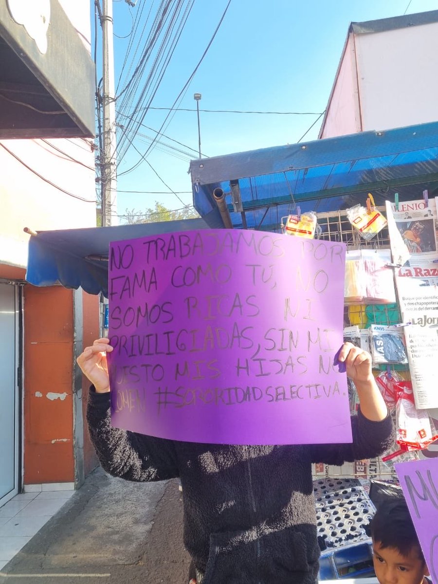 luis_gj's tweet photo. La diputada que estuvo en la cárcel por extorsión agravada y robo agravado en pandilla @DianaSanchezBar anda enojada porque ya no va a poder extorsionar a los que ponían sus puestos ilegales en las calles, y los mandó muy sincronizaditos a manifestarse contra @AlessandraRdlv con cartulinas hechas todas con las mismas 2 tipografías de becaria de 17 años fan de BTS por no dejarlos adueñarse del espacio público…super creíble todo…