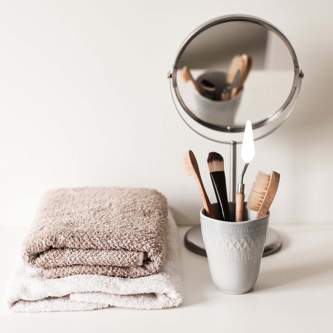 IconHewittApts's tweet photo. A small vanity mirror is more than just a makeup must-have—it’s a sleek, functional décor piece that adds a touch of elegance to your space. Whether it’s on your bathroom counter or styled on your bedroom dresser, it brings both beauty and charm to your daily routine.💄🪞 https://t.co/iAjGno4JLw