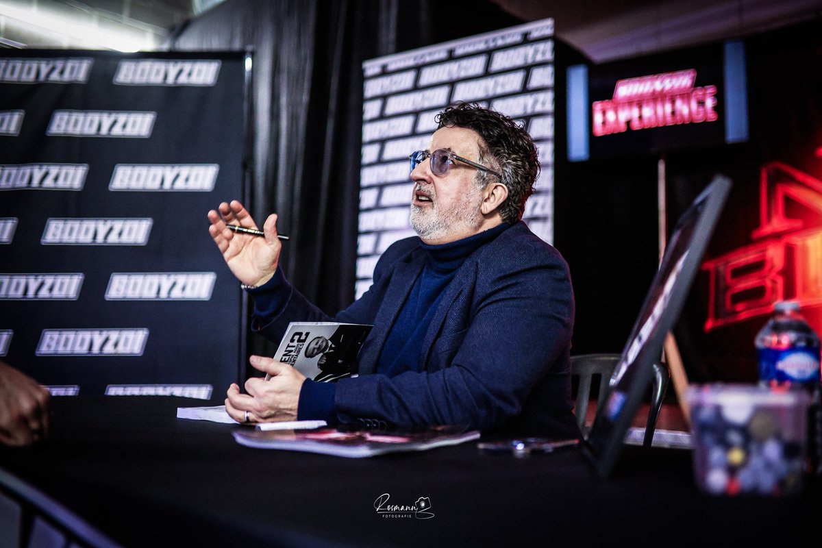 bodyzoi's tweet photo. Bodyzoi Expérience - Meet & Greet avec Philippe Chéreau…

Vous étiez là. Nombreux. Présents.
Pour un moment qui comptait vraiment.

Sa première apparition publique depuis la fin d’une époque…
Et vous lui avez offert bien plus qu’un accueil.
Vous lui avez offert du respect, de l’amour… et des souvenirs qui resteront.

Parce que certaines voix ne s’oublient pas.
Elles marquent des générations. Elles accompagnent des moments de vie.

Merci à vous d’avoir été là pour lui.
Et merci à lui, pour tout ce qu’il nous a donné ❤️‍🔥