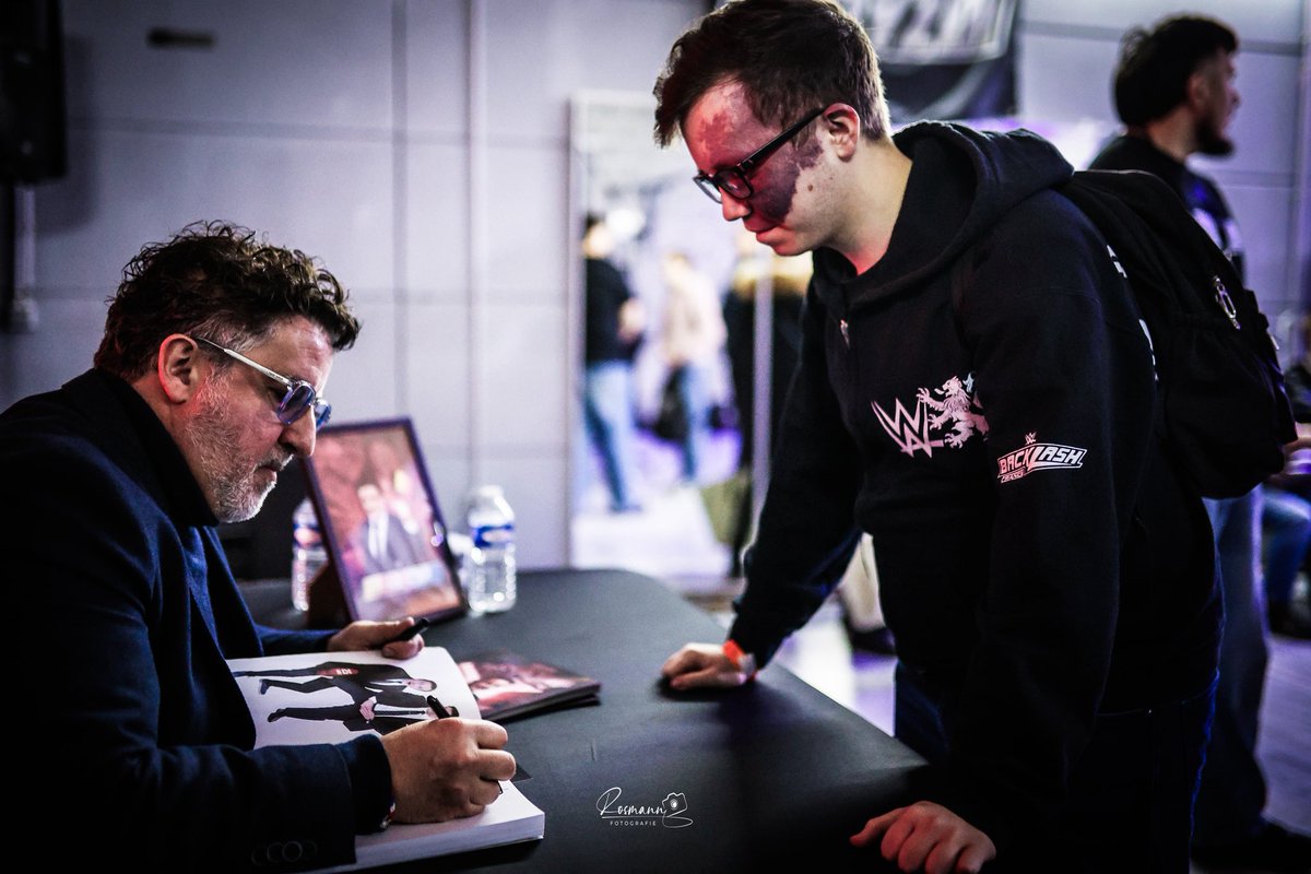bodyzoi's tweet photo. Bodyzoi Expérience - Meet & Greet avec Philippe Chéreau…

Vous étiez là. Nombreux. Présents.
Pour un moment qui comptait vraiment.

Sa première apparition publique depuis la fin d’une époque…
Et vous lui avez offert bien plus qu’un accueil.
Vous lui avez offert du respect, de l’amour… et des souvenirs qui resteront.

Parce que certaines voix ne s’oublient pas.
Elles marquent des générations. Elles accompagnent des moments de vie.

Merci à vous d’avoir été là pour lui.
Et merci à lui, pour tout ce qu’il nous a donné ❤️‍🔥