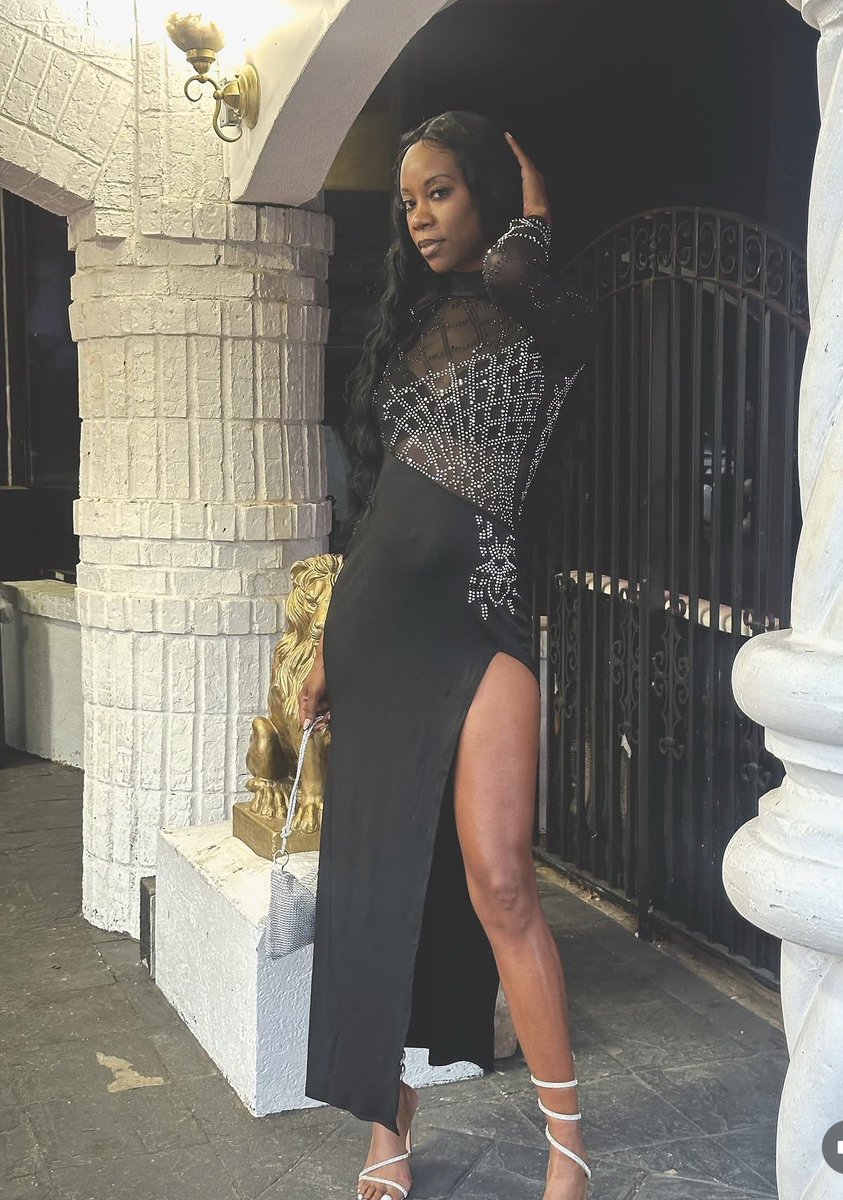 AmaniAllure's tweet image. My pregnant era “SITS”  🪑… i’m carrying this baby like a champion 🫦😮‍💨🤰🏽… SN: From start all the way up to FINISH! (sips silently) 
CC for more pics 
#stylish #womensbasketball #model #amaniallureeffect