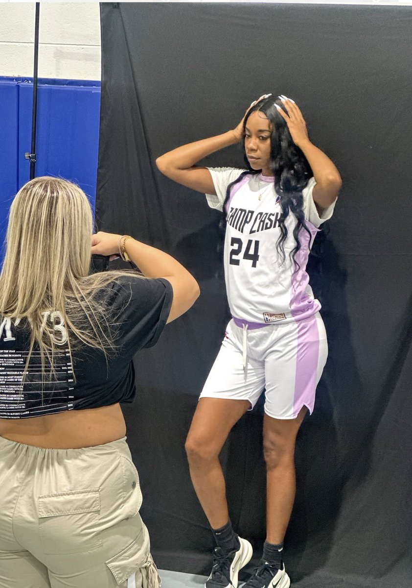 AmaniAllure's tweet image. My pregnant era “SITS”  🪑… i’m carrying this baby like a champion 🫦😮‍💨🤰🏽… SN: From start all the way up to FINISH! (sips silently) 
CC for more pics 
#stylish #womensbasketball #model #amaniallureeffect