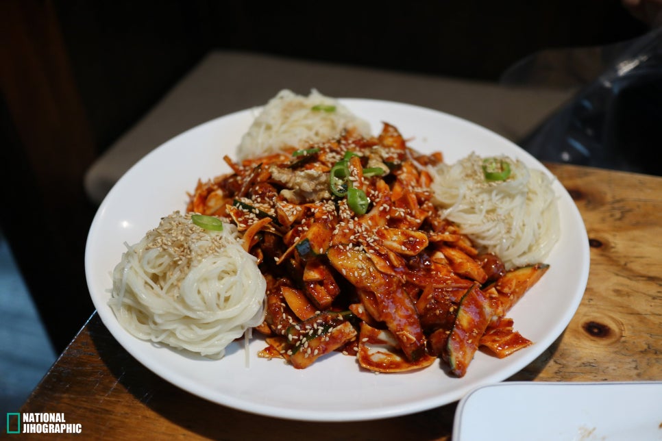 전주 여행 가는 친구들을 위해 타래 낋이기도 귀찮으니 트윗 하나로 정리한다. 

콩나물국밥은 삼백집이나 다올콩나물국밥. 그런데 전주 처음 가는 거면 현대옥 본점 가서 자본주의의 맛을 보는 것도 좋음. 

도파멘이라고 라멘이 기가 맥힌 곳이 있는데 토리파이탄 먹었는데 진짜 도파민이 싹 도는