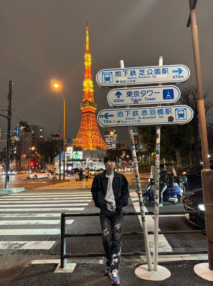 zzzzlimou's tweet photo. Lost in tokyo https://t.co/Nf2h4W6Wl9