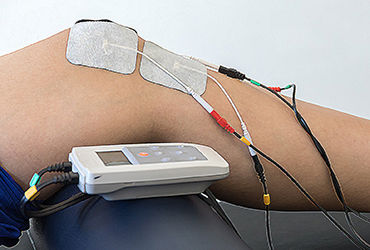 painmednews's tweet image. New study finds TENS therapy cuts pain, nausea &amp;amp; anxiety after total knee replacement—while boosting sleep &amp;amp; satisfaction. A promising tool for postop recovery! 🔋🦵 painmedicinenews.com/a/lDgBAA/t #TENS #PainManagement #Orthopedics #NursingResearch