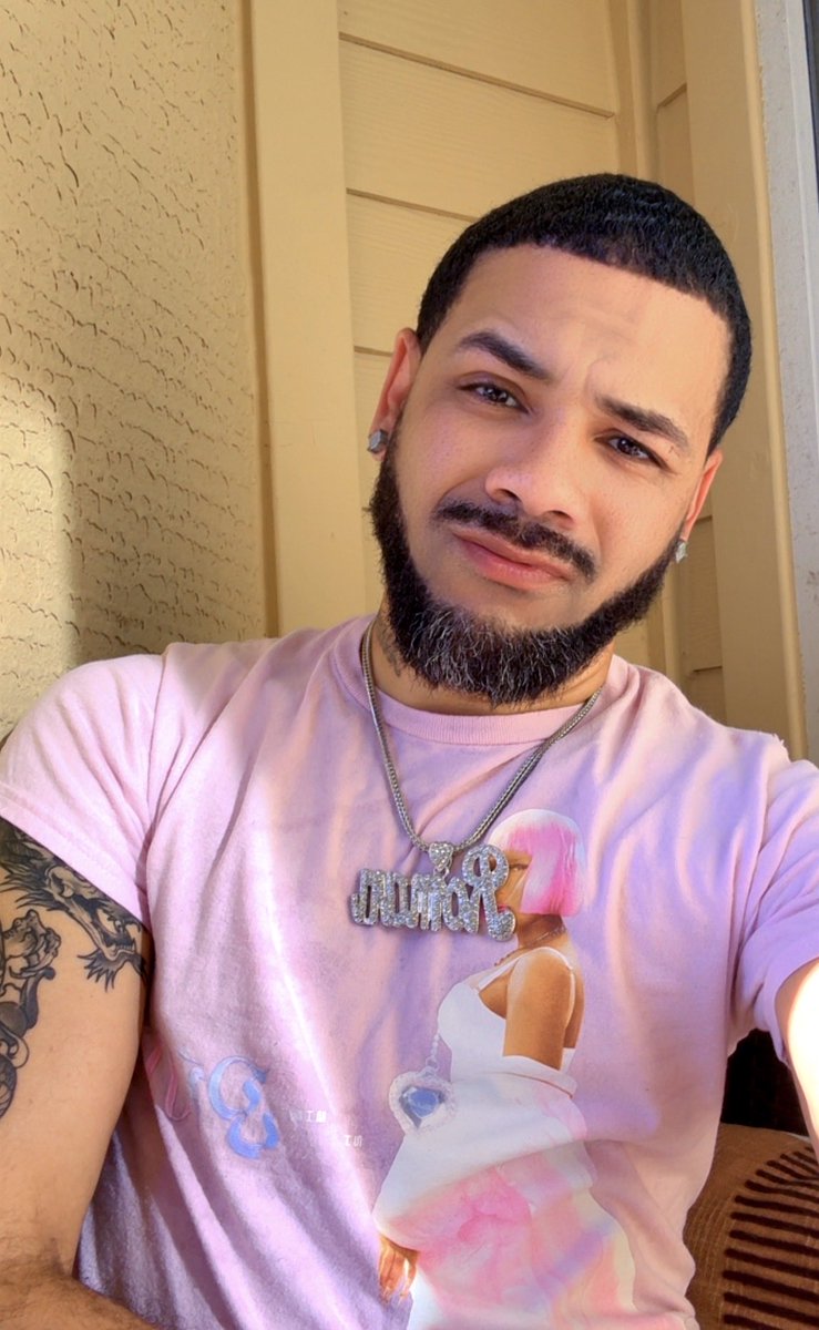 Romanchucky210's tweet image. Today is Friday , to all Real Ones throw on ya graphic tees and show out ! The graphic tee of the queen of rap,The one the only @NICKIMINAJ let’s get this viral ya’ll :) if you got charms throw that on to ,let run it up ! #BarbzTrend #PinkFriday #Barbz Siri replay Roman Holiday !