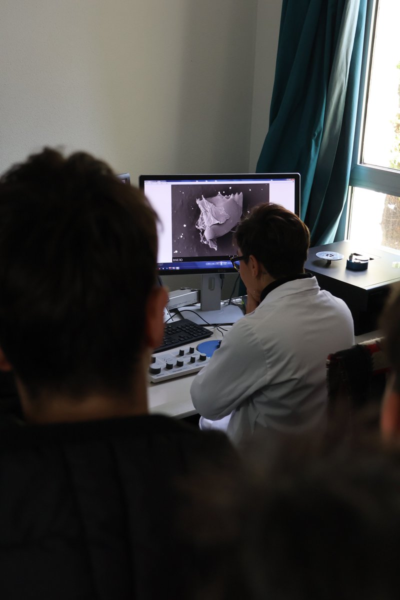 ICB_CSIC's tweet image. 📌 Visita al #ICB

🏫 1º y 2º de bachillerato del @IesAzucarera (Zaragoza) y del @iescondearanda (Alagón)

🔬Laboratorios de #electroquímica, Microscopio Electrónico de Barrido (#SEM), #Batería de Flujo Redox y plantas piloto

#divulgacion #ciencia #divulgacioncientifica