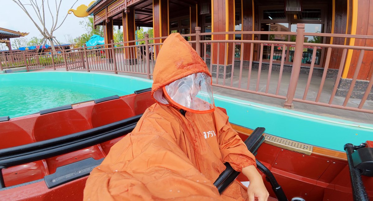 SoCal360's tweet image. Did you know a lot of people in China don’t like getting wet on water rides?  That’s why like 98% of people wear ponchos.

Some parks even make you rent a raincoat for about $2.90 for 1 ride &amp;amp; comes with face shield. Or you can buy a poncho with shoe covers from them for $10. 💦