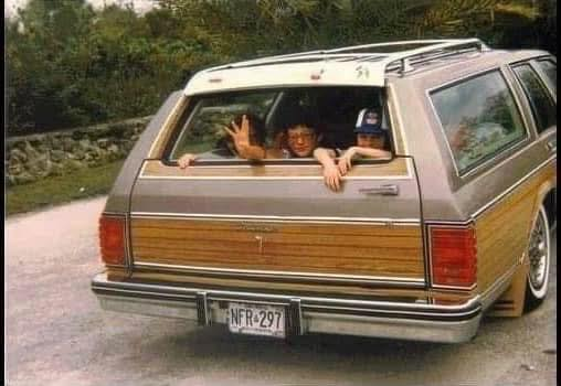 Sin asientos, sin cinturones, sin 5 estrellas de protección en carretera, con todo el humo del mofle (sin catalítico) metiéndose por la ventanilla de atrás. Sobrevivimos.