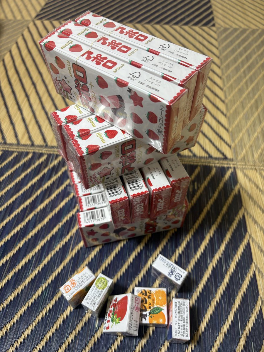 hensachi60's tweet photo. 家族による今日のゲーセンの戦利品です
前回のポイフルより1箱の重さが少し重いので難易度は上がっているはずですが10回はかかっていないとのこと
1000円かからずアポロ1箱205円(定価)×15＝3075円+α(ガム数個)ですか…
上手くて草 https://t.co/9Y3Ezo4jqM