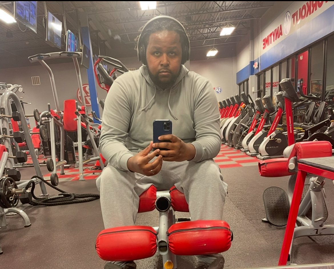 ciege__'s tweet photo. Rare long post. When I took this picture on the left in 2022 it was just to hold me accountable at the beginning of #TheClimbBack (what I call my fitness journey). Looking back, I never wouldโve guessed that four years later I would stick to working out. https://t.co/yTNwq7QwPO