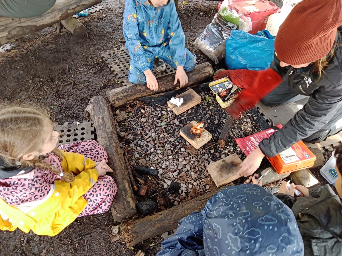 MissDSGC's tweet photo. Year 1 have had a lovely final forest school session today. They continued to practice fire lighting, made crowns from leaves and toasted marshmallows over the fire! @MrGSGC https://t.co/LrhOJI4wul