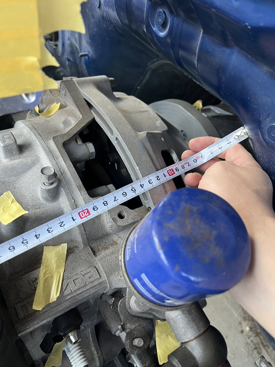 sf73t's tweet photo. fd3sのミッション製廃の件、FCにも需要があるので中古市場からは若干ながら加速気味に消えやすいのではないかと考えてます。

純正から変えるとしたら話題に上がるのがZミッション。海外ではZミッションかDCTかというくらいにトレンドになりつつあります。

メリットはミッション本体がほんとに安い。
20万円。昨今の日産部品にしては驚きの安価。
加工賃が少し張るが、長い目で見れば純正何個も買って載せ替えるよりかは経済的にも負担が減る、不動状態の時間が短くなる可能性が出てくる。
例えばサーキットで壊したらそこから積載で運んで店に持ち込んで交換。その間は乗れないし、一連の流れで15〜25万が毎回積み重なる。
中古しかないなら次もそのリスクを抱えながら走らなければならない。Zミッションならその不安感からは逃れられる。

注意点は歯の厚みが増える分ミッションが重い。純正よりは確実に重い。

DIYでする人はいないと思うけど、以下注意点など書き出します。他車種でも参考になるかもしれません。
でも、ここまで勿体ぶりましたがやることは普通の載せ替えに毛が生えた程度です。

Zミッションを流用する場合大きく分けて二つ載せ方があります。

・海外のキットを使う。ベルハウジングは車種専用品（PPFなし）フラホも専用っぽい。
・純正ベルハウジング使えるように加工する（PPF有）
の二択。

前者の方がコストかかる上に日本的に需要あるのはポン付けできるようになる後者。
Zミッションのベルハウジング部はどちらもカットが必要です。

・ORCのレーシングコンセプトならセンターカートリッジ変えたら載る。ATSのカーボンも同様。
・FDの場合、センタートンネルとのクリアランスが写真の通りキチキチな感じなので純正のように楽には載らない。それでも純正ベルハウジングなので海外キットよりはクリアランス確保されており若干載せやすいように思える。

自分の場合は問題なかったが、フロントパイプとのクリアランスも注意した方がいいかもしれない。
スコンと入ればジャッキでミッション持ち上げつつ、エンジンと締結を進めて戻していけば完了。
ペラシャも一緒に加工してもらうのでポンで着きます。

クラッチのセンターカートリッジにシャフトがある程度入ったら頑張って蹴り込む必要があります。
むしろそこ以外は注意するところは何もない。

FDにどんなミッション載せるにしろ必要なのはカマ。載せ替え考える方は予備で買っておいた方がいい。海外でペラシャは作れるので、加工ベースにあればなおよし程度です。