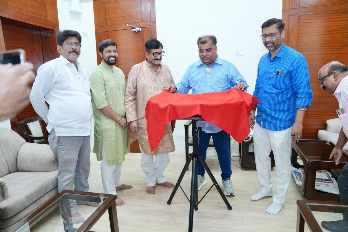 RaviDadaChavan's tweet photo. भाजपा परिवारातील कार्यकर्ता हा आपल्या इनोव्हेटिव्ह कल्पनांमधून प्रचलित व्यवस्था आणखी  सुलभ करण्यासाठी नेहमी तत्पर असतो. याचेच एक उदाहरण म्हणजे भाजपाचे माजी आमदार आणि प्रवक्ते अतुल शाह!

​प्रसार माध्यमांच्या प्रतिनिधींशी संवाद साधताना अनेक चॅनल्सचे बूम्स माईक्स हाताळणे कठीण होते. हीच बाब लक्षात घेऊन अतुलजींनी आपल्या कल्पकतेतून 'चॅनेल बूम स्टँड'ची निर्मिती केली. आज त्यांच्या हस्ते हे स्टँड स्वीकारताना अत्यंत आनंद झाला.​ 

अतुलजींनी यापूर्वी महाराष्ट्र विधान भवन आणि भाजपा प्रदेश कार्यालयातही असे स्टँड उपलब्ध करून दिले आहेत. एक सजग कार्यकर्ता आणि लोकप्रतिनिधी म्हणून माध्यमांशी असणारा सुसंवाद अधिक सुटसुटीत आणि सुसह्य करण्याच्या त्यांच्या या इनोव्हेटिव्ह विचाराचे मनापासून कौतुक करतो.

​या प्रसंगी प्रदेश उपाध्यक्ष केशव उपाध्ये, प्रवक्ते पंकज मोदी आणि गोविंद येतयेकर आदी मान्यवर उपस्थित होते.
​
#Innovation #BJP4Maharashtra  #RavindraChavan4MahaBJP