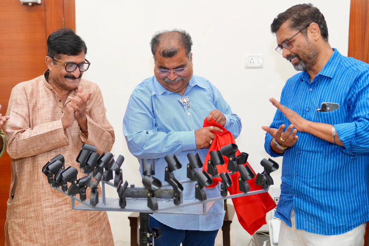 RaviDadaChavan's tweet photo. भाजपा परिवारातील कार्यकर्ता हा आपल्या इनोव्हेटिव्ह कल्पनांमधून प्रचलित व्यवस्था आणखी  सुलभ करण्यासाठी नेहमी तत्पर असतो. याचेच एक उदाहरण म्हणजे भाजपाचे माजी आमदार आणि प्रवक्ते अतुल शाह!

​प्रसार माध्यमांच्या प्रतिनिधींशी संवाद साधताना अनेक चॅनल्सचे बूम्स माईक्स हाताळणे कठीण होते. हीच बाब लक्षात घेऊन अतुलजींनी आपल्या कल्पकतेतून 'चॅनेल बूम स्टँड'ची निर्मिती केली. आज त्यांच्या हस्ते हे स्टँड स्वीकारताना अत्यंत आनंद झाला.​ 

अतुलजींनी यापूर्वी महाराष्ट्र विधान भवन आणि भाजपा प्रदेश कार्यालयातही असे स्टँड उपलब्ध करून दिले आहेत. एक सजग कार्यकर्ता आणि लोकप्रतिनिधी म्हणून माध्यमांशी असणारा सुसंवाद अधिक सुटसुटीत आणि सुसह्य करण्याच्या त्यांच्या या इनोव्हेटिव्ह विचाराचे मनापासून कौतुक करतो.

​या प्रसंगी प्रदेश उपाध्यक्ष केशव उपाध्ये, प्रवक्ते पंकज मोदी आणि गोविंद येतयेकर आदी मान्यवर उपस्थित होते.
​
#Innovation #BJP4Maharashtra  #RavindraChavan4MahaBJP