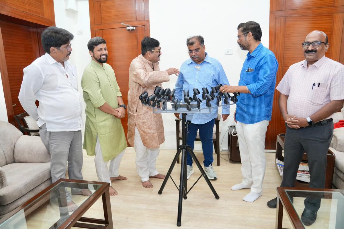 RaviDadaChavan's tweet photo. भाजपा परिवारातील कार्यकर्ता हा आपल्या इनोव्हेटिव्ह कल्पनांमधून प्रचलित व्यवस्था आणखी  सुलभ करण्यासाठी नेहमी तत्पर असतो. याचेच एक उदाहरण म्हणजे भाजपाचे माजी आमदार आणि प्रवक्ते अतुल शाह!

​प्रसार माध्यमांच्या प्रतिनिधींशी संवाद साधताना अनेक चॅनल्सचे बूम्स माईक्स हाताळणे कठीण होते. हीच बाब लक्षात घेऊन अतुलजींनी आपल्या कल्पकतेतून 'चॅनेल बूम स्टँड'ची निर्मिती केली. आज त्यांच्या हस्ते हे स्टँड स्वीकारताना अत्यंत आनंद झाला.​ 

अतुलजींनी यापूर्वी महाराष्ट्र विधान भवन आणि भाजपा प्रदेश कार्यालयातही असे स्टँड उपलब्ध करून दिले आहेत. एक सजग कार्यकर्ता आणि लोकप्रतिनिधी म्हणून माध्यमांशी असणारा सुसंवाद अधिक सुटसुटीत आणि सुसह्य करण्याच्या त्यांच्या या इनोव्हेटिव्ह विचाराचे मनापासून कौतुक करतो.

​या प्रसंगी प्रदेश उपाध्यक्ष केशव उपाध्ये, प्रवक्ते पंकज मोदी आणि गोविंद येतयेकर आदी मान्यवर उपस्थित होते.
​
#Innovation #BJP4Maharashtra  #RavindraChavan4MahaBJP