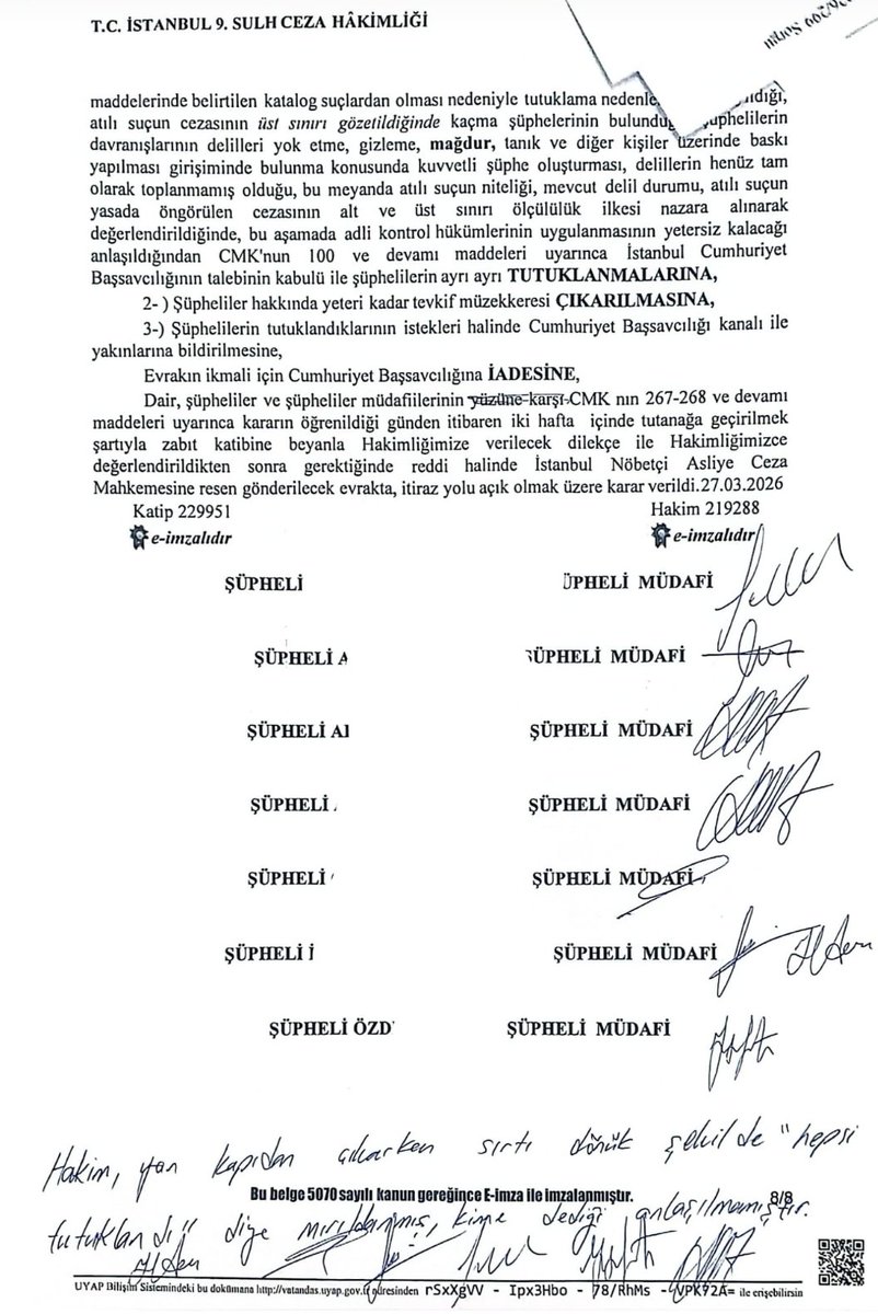 YILMAZHalim's tweet photo. Bugün girdiğimiz sorguda (en az 1500 sayfalık dosyayı 30 dk'da  okumuş olmalı!?) hakim tek tek savunmaları aldıktan 5 dakika sonra duruşma salonuna çağrıldık. Hakim yan kapıya yönelip, sırtını dönerek "hepsi tutuklandı" diye mırıldandı. 
Biz avukatlar şaşkınlıkla, kime ne  söyledi acaba derken, sorgu tutanağını imzalamak için önümüze koydular. "Hakim gelsin, ne karar verdiyse yüzümüze açıklasın, ayıptır" dediysek de gelmedi.
Avukatlar olarak, "müdafilerin yüzüne karşı" bir karar verilmediğine dair şerh düşüp, saygısızlık olarak gördüğümüz davranış için de ayrıca tutanak tuttuk.

Hakim verdiği karar nedeniyle vicdani utanç içinde olduğundan mı? 
Yoksa avukatlara olan aşırı saygısızlığından mı? böyle davrandı, emin olamadık!?! 

@adalet_bakanlik
@barolar