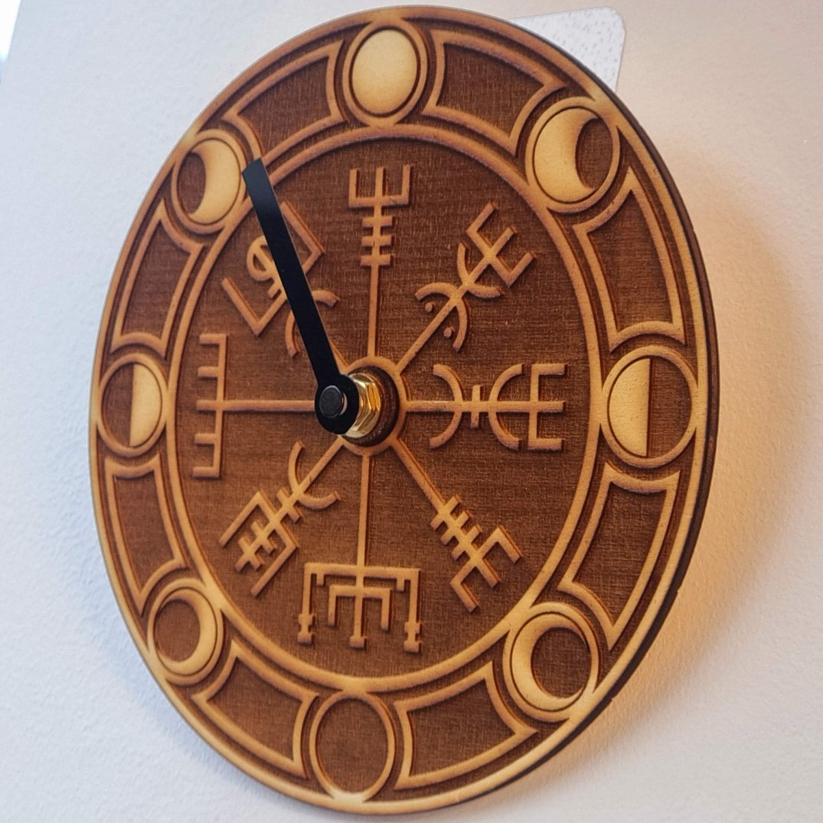 BadgerBuilds's tweet image. Fresh arrival! Behold the exceptional Vegvisir Viking Compass Moon Phase Clock: Norse Moon Tracker, now available at an irresistible price of £28.46
etsy.com/listing/134032…
#altar #moon