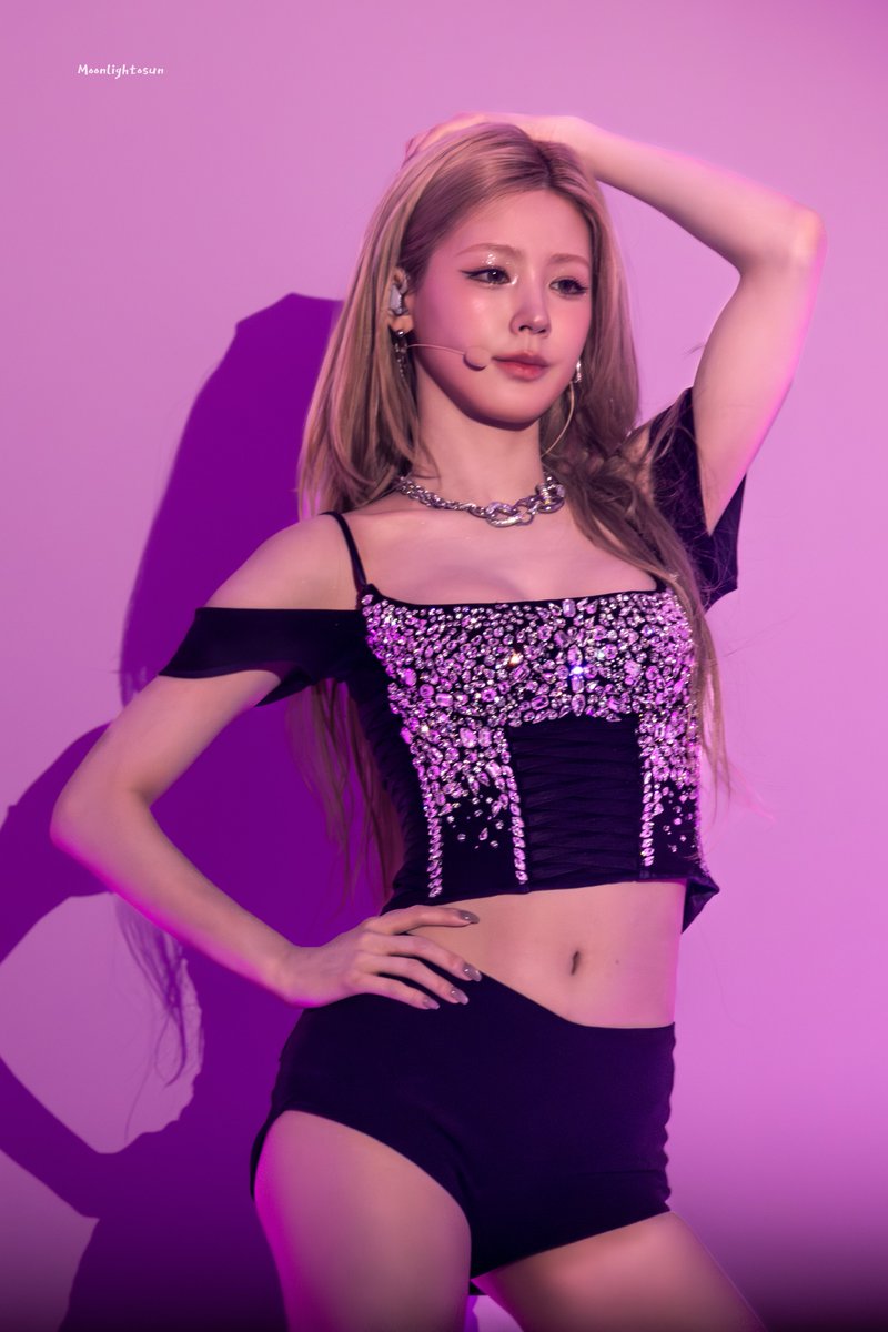 𝙁𝙚𝙖𝙩𝙝𝙚𝙧.𝙑 tweet media