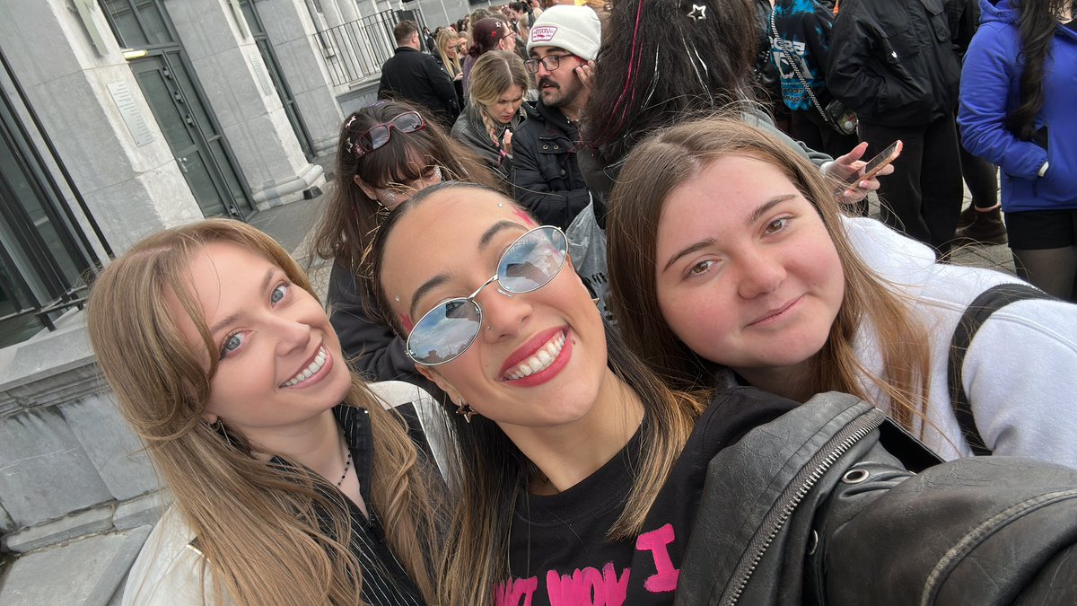 Fer_PCastro's tweet photo. Na fila #5SOSDublin https://t.co/dau6mh7tpF