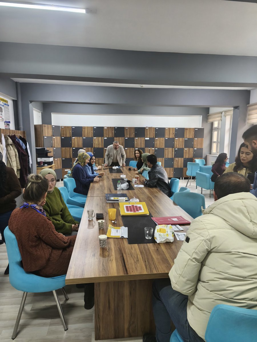 Ebsipekyolu's tweet photo. Fevzi Çakmak İlkokulunu ziyaret ederek öğretmen arkadaşlarımızla bir araya geldik. Eğitim üzerine güzel bir sohbet yaptık, görüş ve önerilerini dinledik. Güler yüzleri ve misafirperverlikleri için öğretmen ve idarecilerimize teşekkür ederiz. 

@Arslan__Burhan 
@mehmet_uca https://t.co/4Jz9d5eWOs