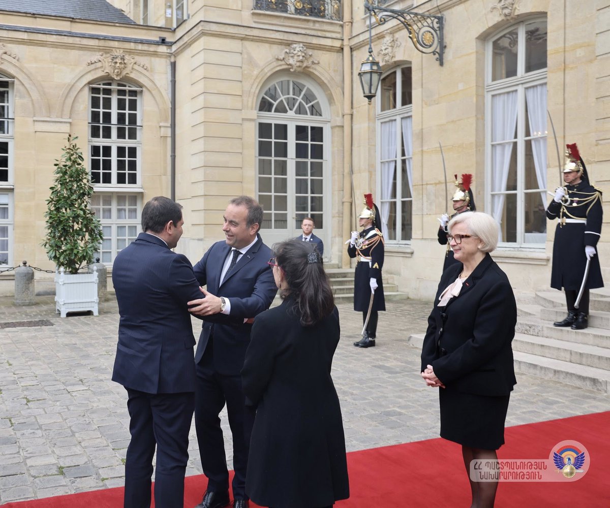 armenpress's tweet image. 🇦🇲Defense Minister Papikyan meets 🇫🇷#French Prime Minister

armenpress.am/en/article/124…