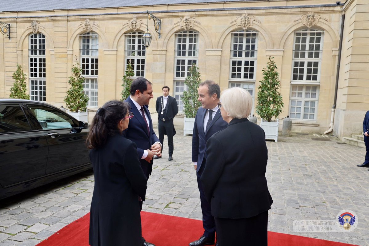 armenpress's tweet image. 🇦🇲Defense Minister Papikyan meets 🇫🇷#French Prime Minister

armenpress.am/en/article/124…