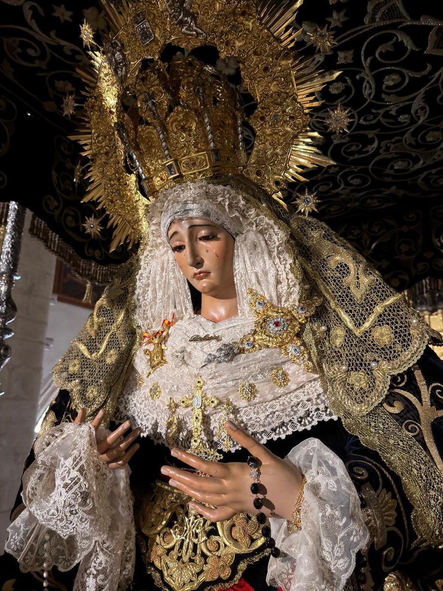 AlCompJiennense's tweet photo. 🟣#VESTIMENTAS | Así luce María Santísima de los Dolores, ya en su palio, ataviada por su vestidor de cara al Jueves Santo.
@Veracruzjaen https://t.co/RDgq7yfD0T