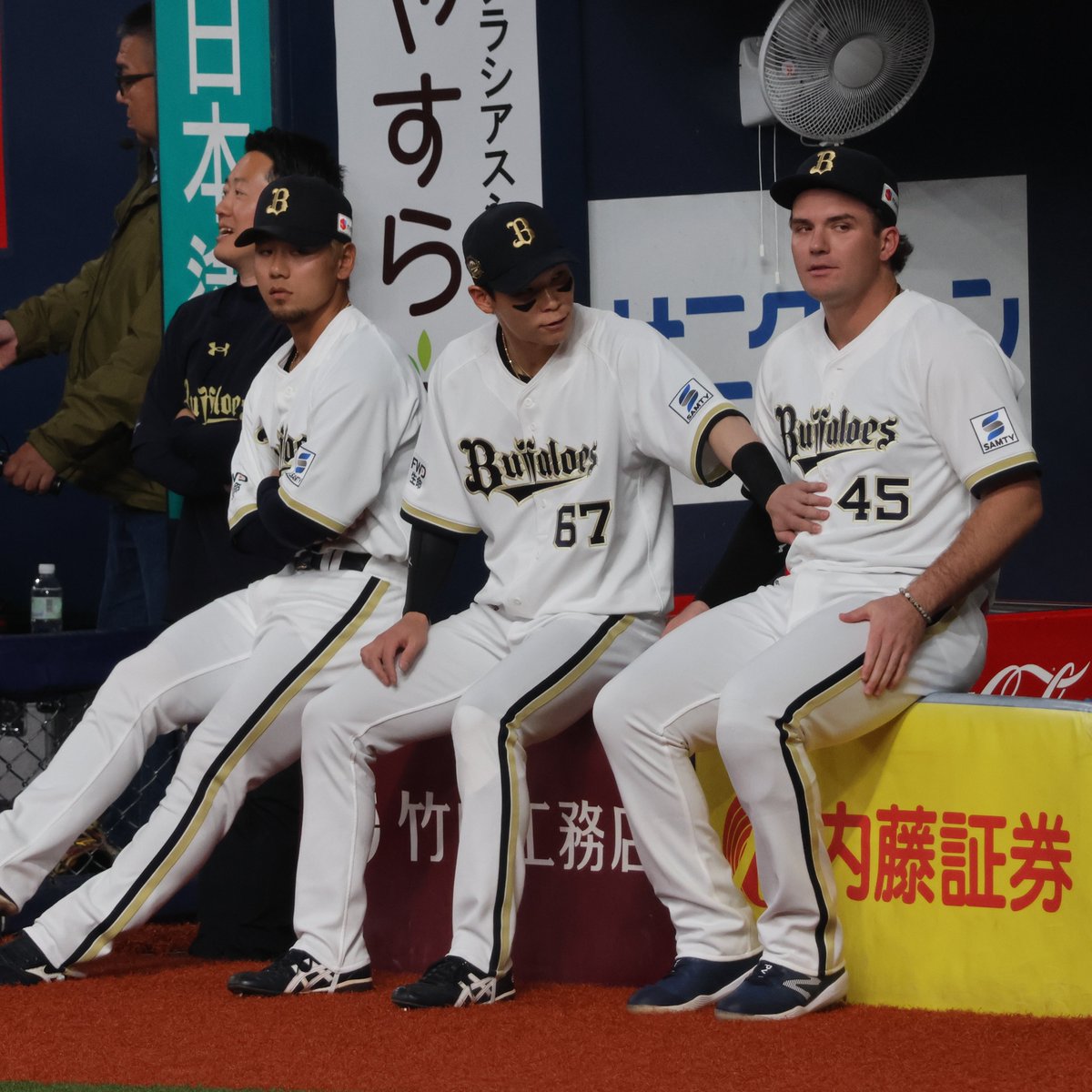 phocaenoides143's tweet photo. 大好き水本コーチのおなか♡に並ぶ新たな癒しスポットを発見しておられた
圭太様と受け入れ姿勢のシーモア
#中川圭太
#ボブ・シーモア 
2026.03.27 https://t.co/XI4nrt2CrS