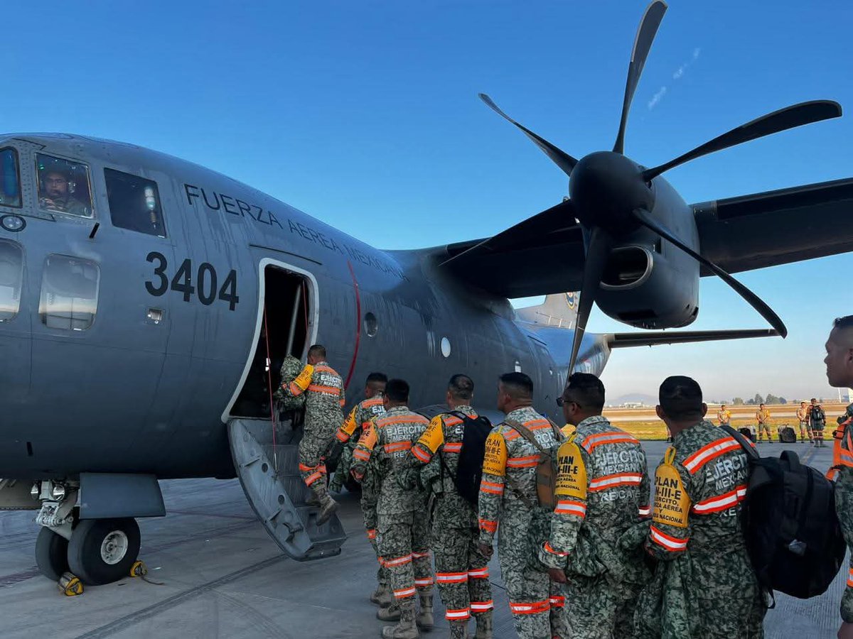 EJTO_FAM_GN's tweet image. VAN A RESCATAR A LOS MINEROS!!
⚠️ La Secretaría de la #Defensa Nacional desplegó al Batallón de Atención a Emergencias, cuyo personal arribó al Aeropuerto de #Mazatlán para integrarse al rescate de cuatro mineros atrapados tras el derrumbe en la mina de “El Chele”, en #ElRosario.