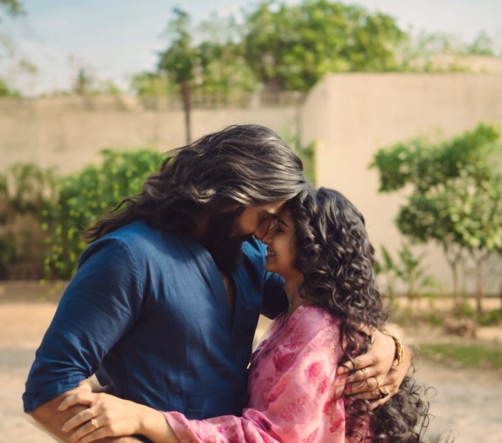 laksoochu103's tweet photo. Meet Yalina Jamali Ali Mazari 🌹 the only female character with a direct impact on both Dhurandhar films. A girl who left her luxurious life behind for love, choosing to live in a small slum at a young age, driven by her pure & innocent feelings for Hamza.❤️ 

#SaraArjun, in her debut lead role, portrays Yalina’s journey beautifully at age of 18-19 from a teenage girl to a wife, then a pregnant woman, & finally a mother. Holding her own alongside a cast of seasoned male actors, she delivers every emotion with remarkable depth, proving again & again why she was the perfect choice for this role.🔥 

Wishing her nothing but success, hope Bollywood recognizes & nurtures such rare talent & grace. 💫 

And lastly, incomplete love stories are always said to be the most beautiful… but here, even after completion, Hamza & Yalina’s love still left incomplete.... 🥹💔

#DhurandharTheRevenge
#Dhurandhar #Yalina