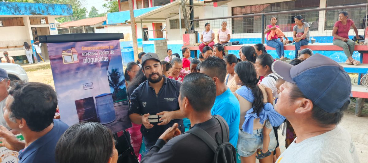 AgrocalidadZ2's tweet photo. #Napo | 📚🌱 En coordinación con IESS capacitamos sobre residuos de plaguicidas en alimentos (Resol. 314) a productores de Campanacocha, Tena. 
Fortalecemos las cadenas agroalimentarias con calidad e inocuidad. 
#AgrocalidadCapacita https://t.co/xJT18JjGrj